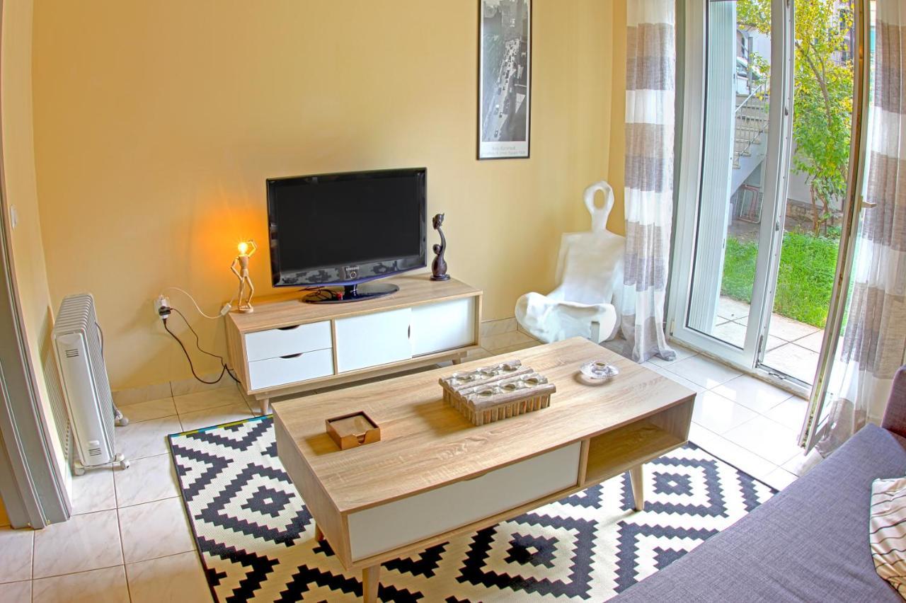 Stylish City Center Garden Apartment Афины Экстерьер фото